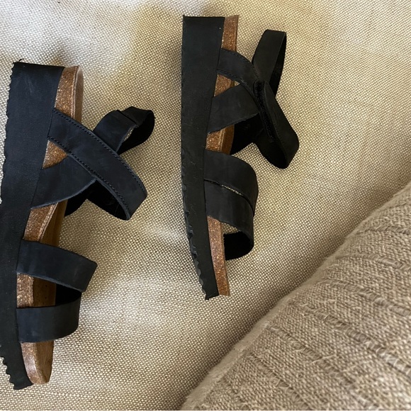 Spring Step sandals. - Picture 7 of 8